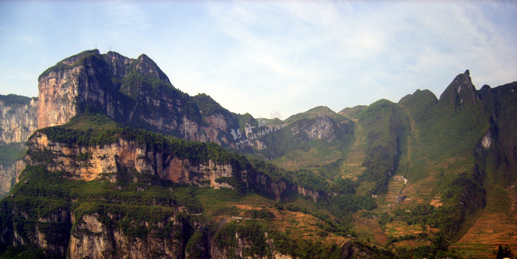 马岩（位于彭水县联合乡境内，形象似一昂首奔驰的马，以宏伟壮观著称）2.jpg